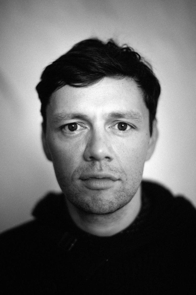 broderskab. Christian Friedel var ungpionér i sin barndoms DDR, først med blåt og siden med rødt tørklæde. Han er glad for den frihed, et samlet Tyskland gav ham, men kan godt savne broderskabet og solidariteten fra det gamle system. 