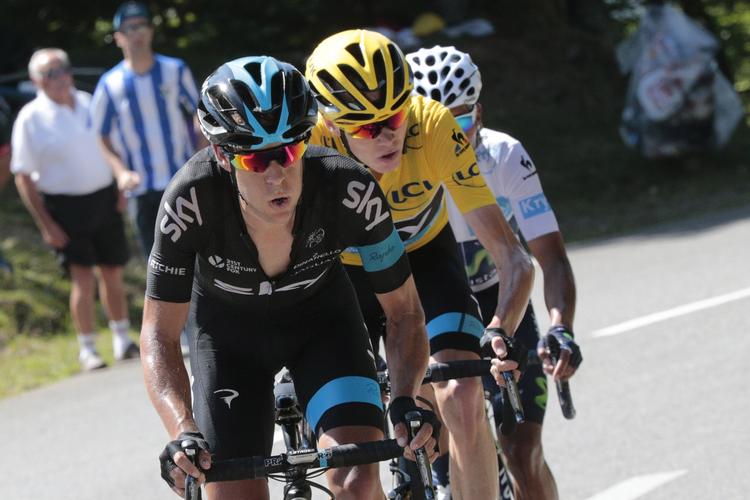 skifte. Richie Porte trækker sin kaptajn, Tour-vinder Chris Froome op ad bakke i den franske rundtur. 