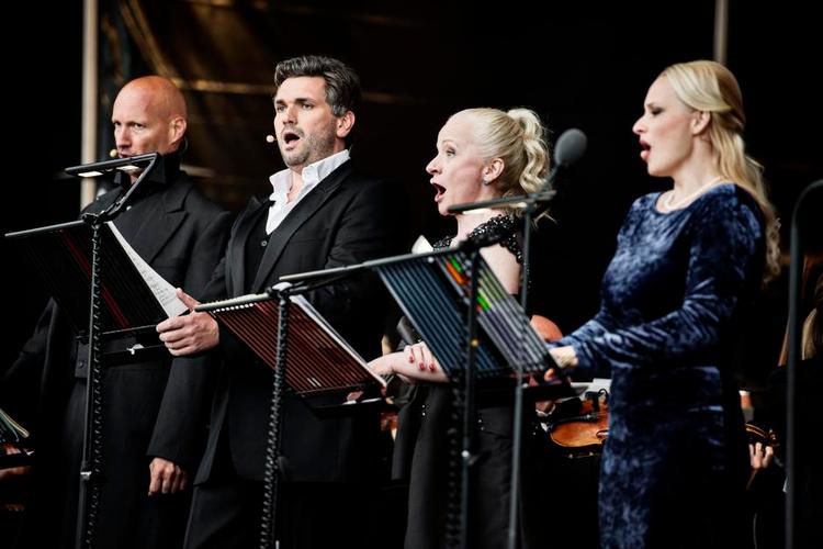 Stærkt. Tenoren Peter Lodahl omgivet af tyske Roman Trekel (tv.), russiske Maria Gortsevskaja og slovenske Sabina Cvilak var et stærkt, internationalt line-up af solister på Israels Plads. 