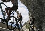 vinder. Adam Yates (midt) ses under en af Tour de Frances' stigninger i år. 
