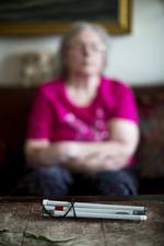 Blind. Vivi Pedersen er 84 og blind og har i et halvt år nu ventet på træning fra fysioterapeut efter et fald med brækket håndled. 