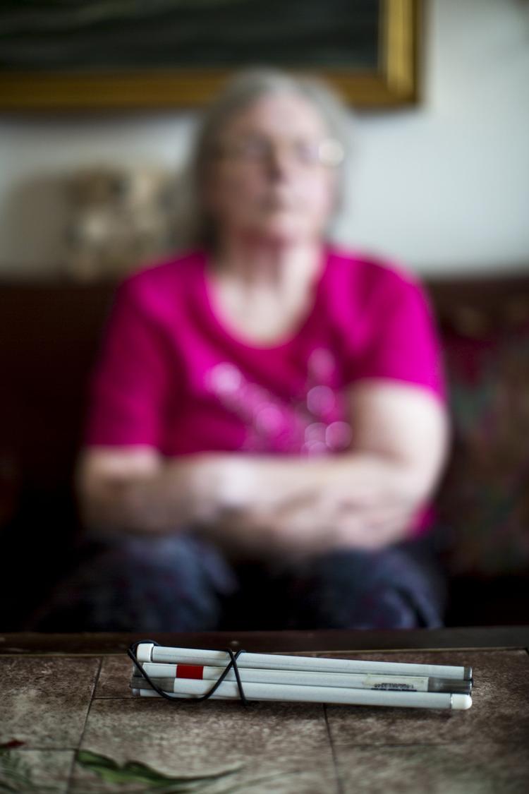 Blind. Vivi Pedersen er 84 og blind og har i et halvt år nu ventet på træning fra fysioterapeut efter et fald med brækket håndled. 