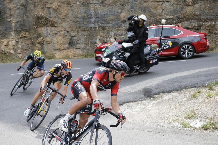 Påkørsel. Greg Van Avermaet lå i vinderposition, da han blev væltet af motorcykel. Her ses han i aktion under årets Tour de France. 