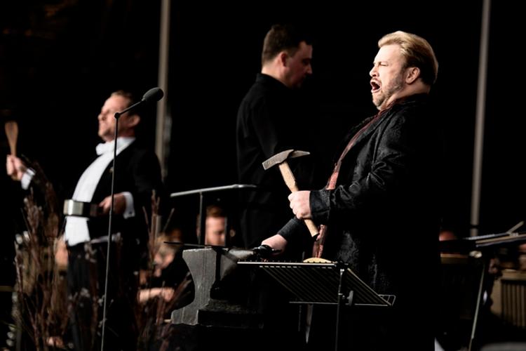 Power. Tenoren Torsten Kerl var med sin komprimerede klang fremragende som helten Siegfried, der smeder sværdet Nothung. I baggrunden den upcoming danske Wagnertenor Magnus Vigilius. Foto: Mathias Bojesen 