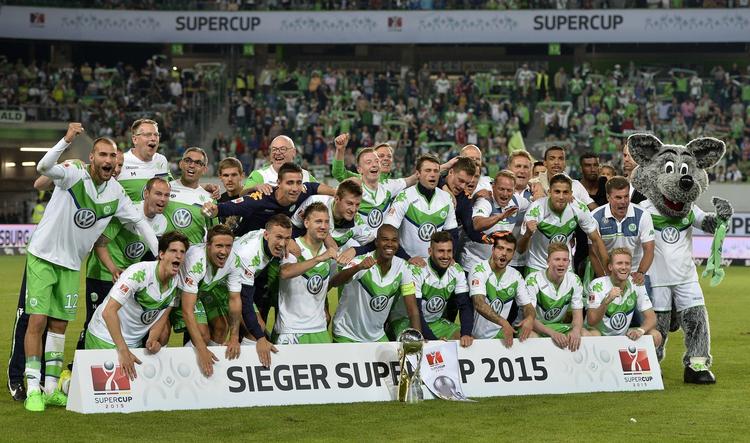 målhelt. Nicklas Bendtner ses midt på første række blandt de jublende Wolfsburg-spillere. 