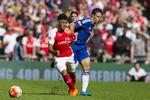 1-0. Chelseas Cesar Azpilicueta (th) havde svært ved at standse Arsenals matchvinder Alex Oxlade-Chamberlain med lovlige midler i kampen om årets første trofæ. 