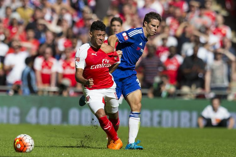 1-0. Chelseas Cesar Azpilicueta (th) havde svært ved at standse Arsenals matchvinder Alex Oxlade-Chamberlain med lovlige midler i kampen om årets første trofæ. 