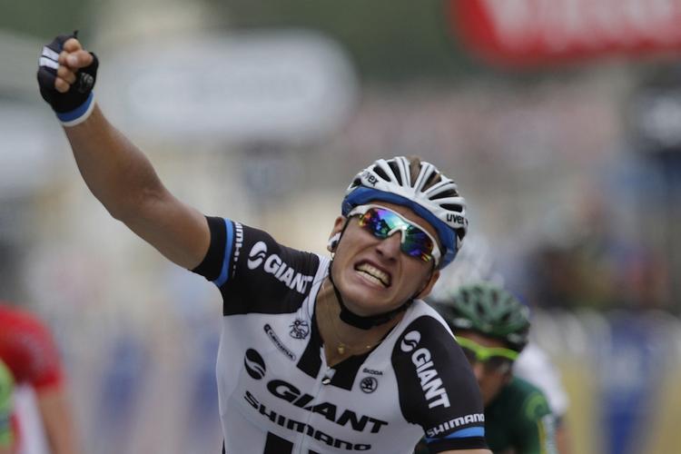 Etapesejr. Tyske Marcel Kittel jubler, da han kører først over målstregen på Tourens sidste etape i Paris. 
