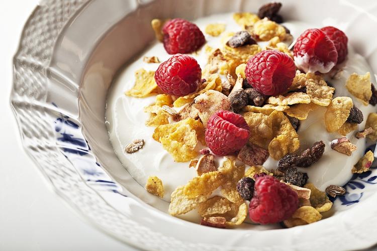 Farvepift. Lidt frisk frugt pynter på myslien. 