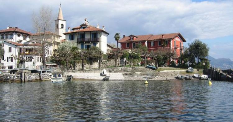 UDSIGT. Rundt omkring de norditalienske søer – Garda, Como og ikke mindst Lago Maggiore – ligger hoteller, restauranter og cafeer som en perlekæde. 