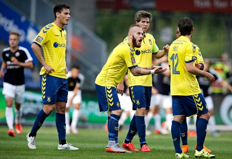Kom nu! Enkelte Brøndby-spillere – her nyindkøbet Magnus Eriksson – forsøgte at råbe holdet frem, da de gulblusede kom bagud mod Hobro. Foto: Jens Dresling 