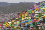 KULØRT. 209 huse i Pachuca i Mexico er malet i festlige farver. Det har også højnet livskvaliteten i byen. 