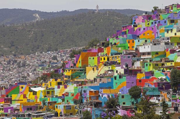 KULØRT. 209 huse i Pachuca i Mexico er malet i festlige farver. Det har også højnet livskvaliteten i byen. 