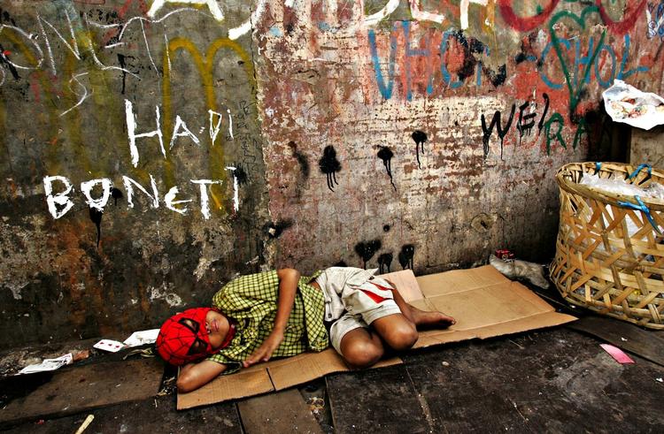 Fattigdom. Et af de 17 mål for 2030 er at afskaffe fattigdom, som her i Indonesien, hvor en dreng sover på gaden. Konkret betyder det, at ingen må have under en dollar at leve for om dagen. 