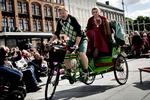 Miks. »Mens Det Kongelige Teater kæmper med faldende forestillingstal og andre vanskeligheder, må man bare konstatere, at Copenhagen Opera Festival nu i sit syvende år aldrig har været større, smukkere eller mere indbydende end i denne uge«, skriver Thomas Michelsen. Her er det Verdis 'La traviata', der blev fragtet rundt i byen på cykel som pop op-opera. 