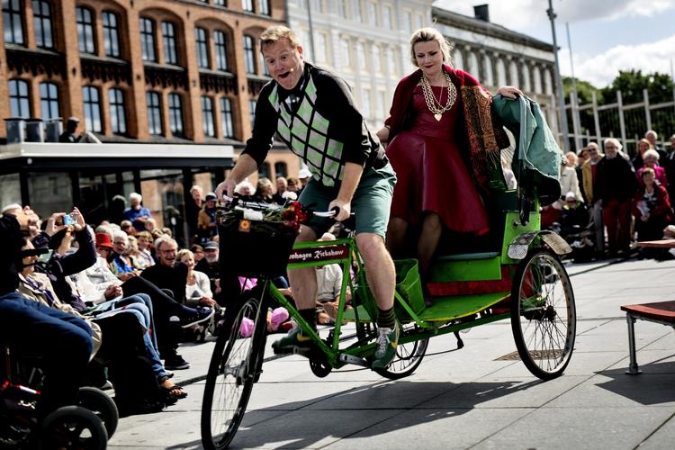 Miks. »Mens Det Kongelige Teater kæmper med faldende forestillingstal og andre vanskeligheder, må man bare konstatere, at Copenhagen Opera Festival nu i sit syvende år aldrig har været større, smukkere eller mere indbydende end i denne uge«, skriver Thomas Michelsen. Her er det Verdis 'La traviata', der blev fragtet rundt i byen på cykel som pop op-opera. 