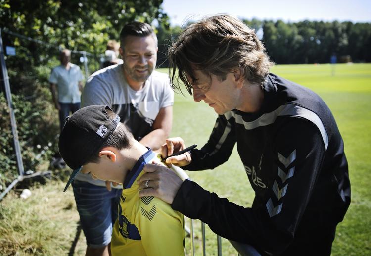 presset. Brøndbys cheftræner, Thomas Frank (th), var i søgelyset, da Brøndby trænede mandag efter nedturen mod Hobro. Men der var også tid til at give autograferer. 