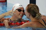 sølv. Jeanette Ottesen lykønsker den svenske vinder af finalen i 100 butterfly ved VM i Kasan. 