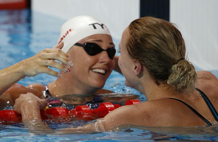 sølv. Jeanette Ottesen lykønsker den svenske vinder af finalen i 100 butterfly ved VM i Kasan. 