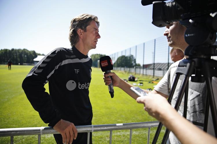 Pres. Ligesom i sidste sæson er Brøndby-træner Thomas Frank et hyppigt emne blandt fans, medier og sofatrænere, der diskuterer, om han er den rette mand for Brøndby - igen ved dagens træning måtte han svare på spørgsmål om sin egen fremtid. 