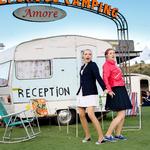 Kammerspil. Denice Beck og Marie Kontra som de to søstre Fiordiligi og Dorabella, der nok besynger kærligheden, men er lette at lokke i uføre. 