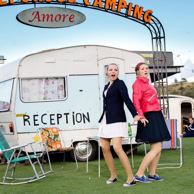 Kammerspil. Denice Beck og Marie Kontra som de to søstre Fiordiligi og Dorabella, der nok besynger kærligheden, men er lette at lokke i uføre. 