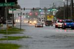 VÅDT. En del biler går i stå ude i vandmasserne i Tampa, Florida. 