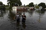 VÅDT. Det er svært at komme tørskoet frem i dele af Tampa. 