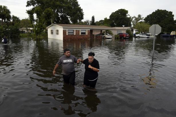VÅDT. Det er svært at komme tørskoet frem i dele af Tampa. 