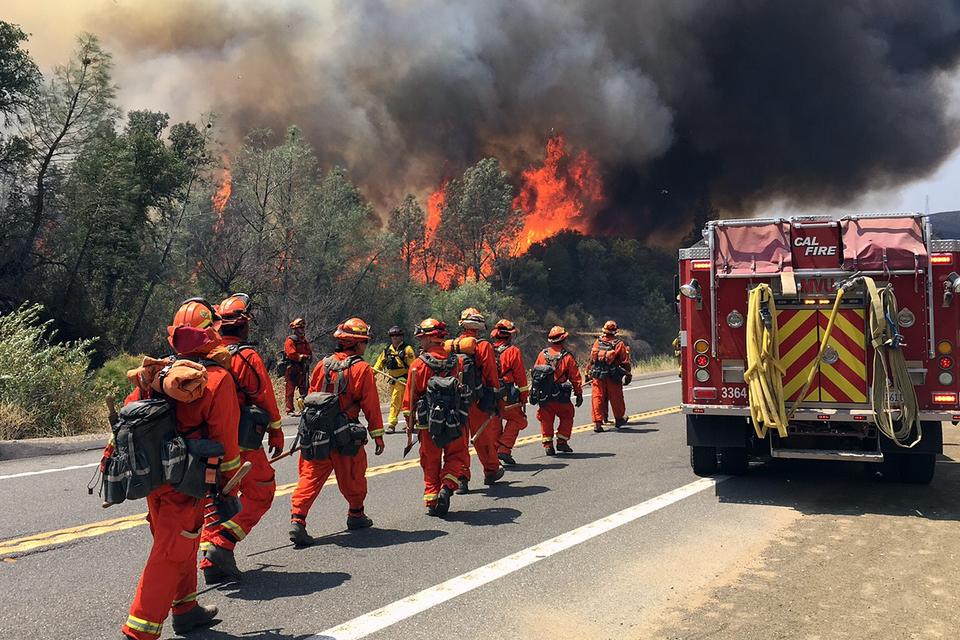 TØRT. Brandmænd gør klar til en ny tørn mod flammerne i Clearlake, Californien. 