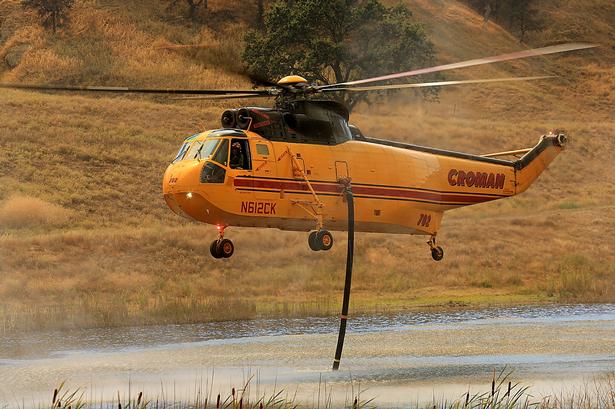 TØRT. Brandene i Californien bekæmpes bl.a. med helikoptere. 