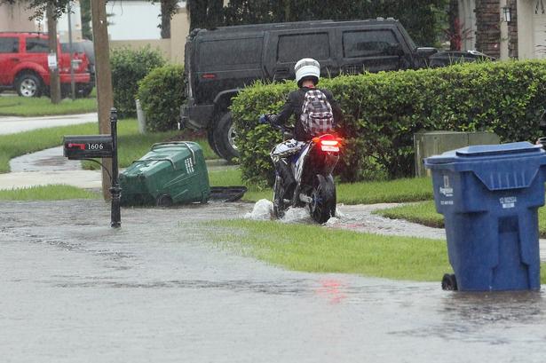 VÅDT. Det kan kræve lidt zigzag-kørsel at komme uden om vandmasserne i Tampa. 