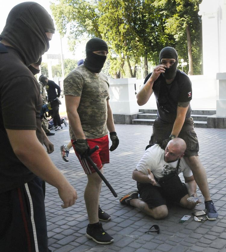 Konflikt. Civilklædte politifolk anholder en prorussisk aktivist i forbindelse med uroligheder og massevold i den ukrainske by Kharkiv i går. 