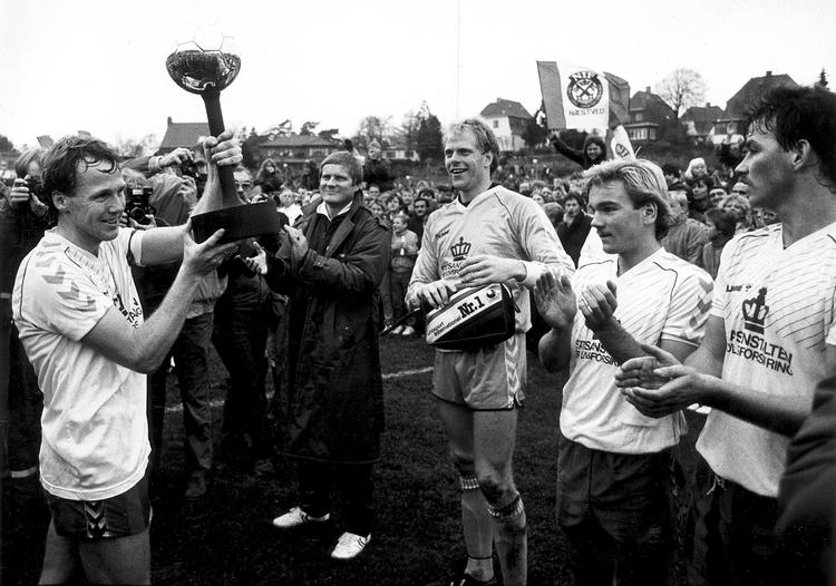 mestre. Lars Lundkvist står med pokalen, da AGF hjemførte sit seneste mesterskab i 1986. 