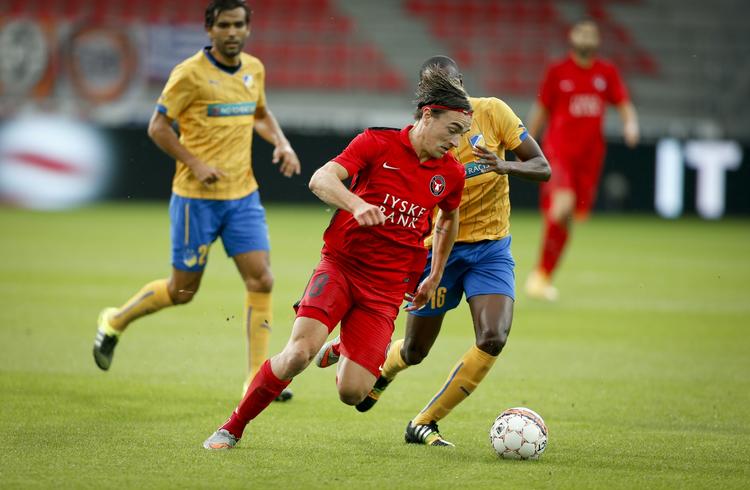 1-2. Det gik helt galt for FC Midtjylland i det første opgør mod Apoel i Herning, hvor midtjyderne virkede uden kampgejst og leverede adskillige store fejl. 