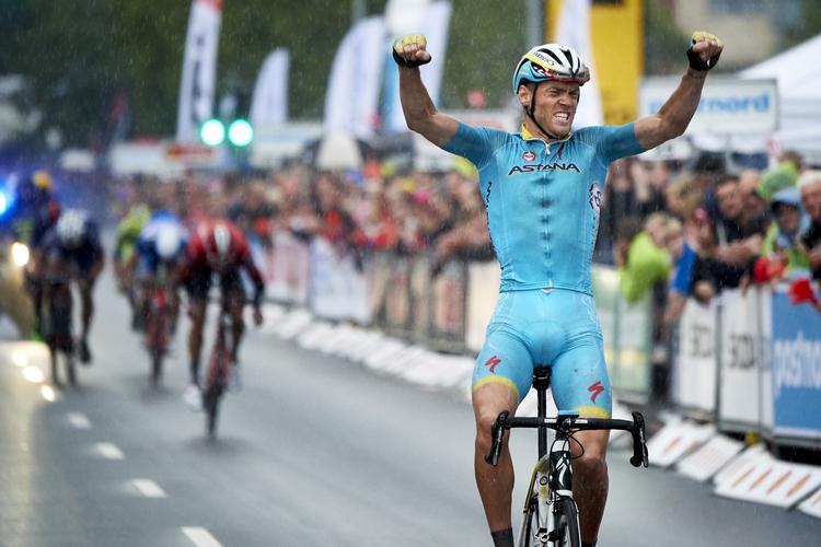 sejr. Lars Boom stak af fra udbrydergruppen kort før mål og vandt første etape i Post Danmark Rundt. 