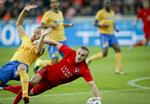 NEDE. Martin Pusic forsøgte at skaffe et straffespark i denne situation mod Apoels Nektarious Alexandrou, men FCM-spilleren havde selv godt fat i modstanderen. 
