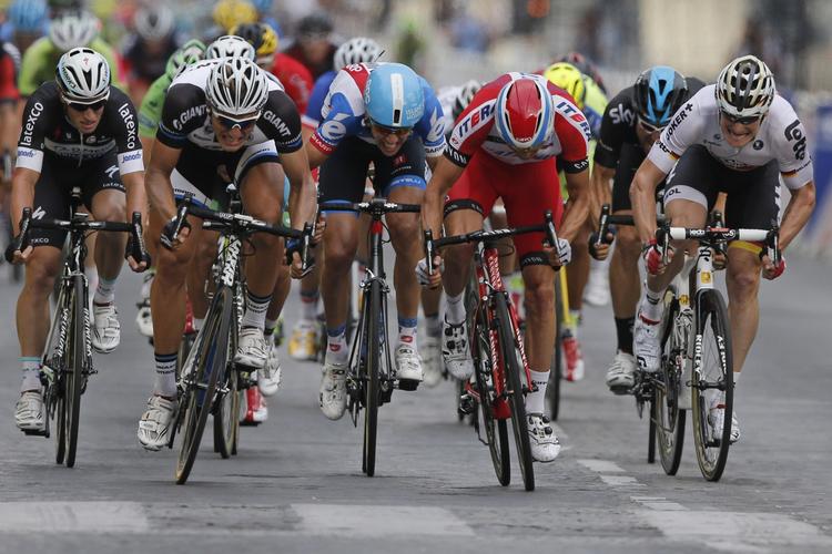 massespurt. Marcel Kittel (nummer to fra venstre) formåede ikke at komme helt frem i spurten ved afslutningen på tredje etape i Polen Rundt. 