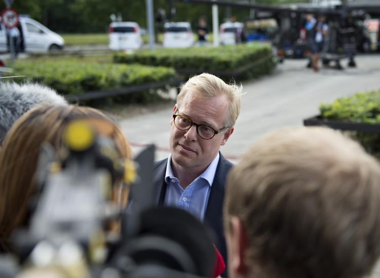 Modvind. Den rutinerede Venstre-mand Carl Holst er kommet overraskende dårligt fra start. 