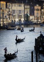 Venedig. En af de få byer i Europa, der aldrig er blevet bombet eller voldsomt erobret, som ikke er brændt ned eller hærget af voldsmænd, men har bevaret en unik kontinuitet bagud, skriver Henrik Gade Jensen i Politiken. (arkiv) 