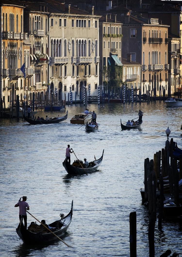 Venedig. En af de få byer i Europa, der aldrig er blevet bombet eller voldsomt erobret, som ikke er brændt ned eller hærget af voldsmænd, men har bevaret en unik kontinuitet bagud, skriver Henrik Gade Jensen i Politiken. (arkiv) 