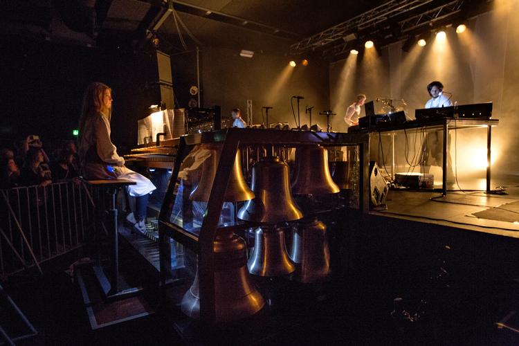 Elektronisk. Festivalen Phono har siden 2006 sørget for elektronisk musik i Odenses gader. Her koncert med Pantha du Prince &amp; The Bell Laboratory i 2014. 