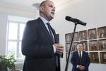 Pres. Den tidligere finansminister Bjarne Corydon (S) skriver i en kommentar, at han lagde vægt på hensynet til investorerne i sin håndtering af Dong-sagen. Her ses han ved ministerieoverdragelsen til den nuværende finansminister, Claus Hjort Frederiksen (v). 