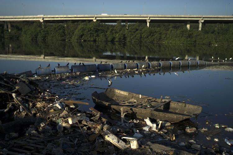 Forurenet. Guanabara-bugten lægger vand til de olympiske sejlkonkurrencer ved OL i Rio om et år, men den - og talrige floder, der munder ud i farvandet - er så beskidt, at sejlerne risikerer at blive syge. Foto: Leo Correa/AP 