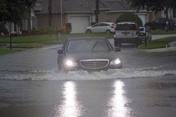 VÅDT. En bil kan lige akkurat køre gennem vandmasserne i Tampa. 