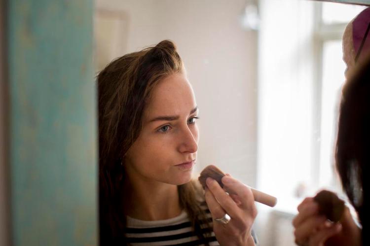 klemt. Tessa Sallyman, 22 år, har sklerose, men hun er ikke syg nok til at få støtte til sin uddannelse fra kommunen. Heller ikke, selv om hendes sygdom forværres, når hun presser sig selv ved at arbejde ved siden af studierne. 