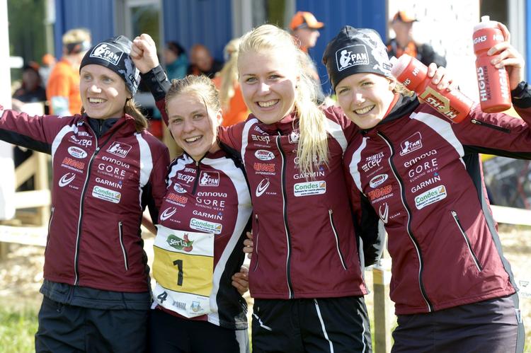 orientering. Den danske stafet (fra højre) Emma Klingenberg, Maja Alm og Ida Bobach vandt guld ved VM i Skotland. Stine Søes helt til venstre stoppede karrieren sidste år efter en individuel guldmedalje ved EM. 