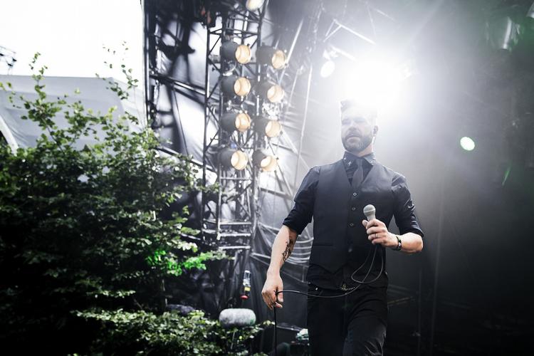 Onkelhumor. Søren Rasted førte an med hoppende energi, da han og nevøen Nicolaj Rasted gennemspillede deres musikalske ritualer som et af Smukfesets mange husorkstre. 