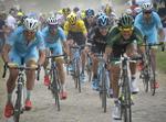 Førertrøjen. Lars Boom fra Astana fører Post Danmark Rundt. Her ses han i Tour de France i selskab med blandt andet Vincenzo Nibali.  Arkivfoto. 