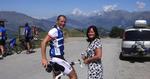 CYKELFERIE. Dan Frost, som fra 4. til 8. august kommenterer cykelløbet Post Danmark Rundt på DR1, har her taget et stop på toppen af Col du Mollard i De Franske Alper til en snak med hustruen Isabelle. Privatfoto 